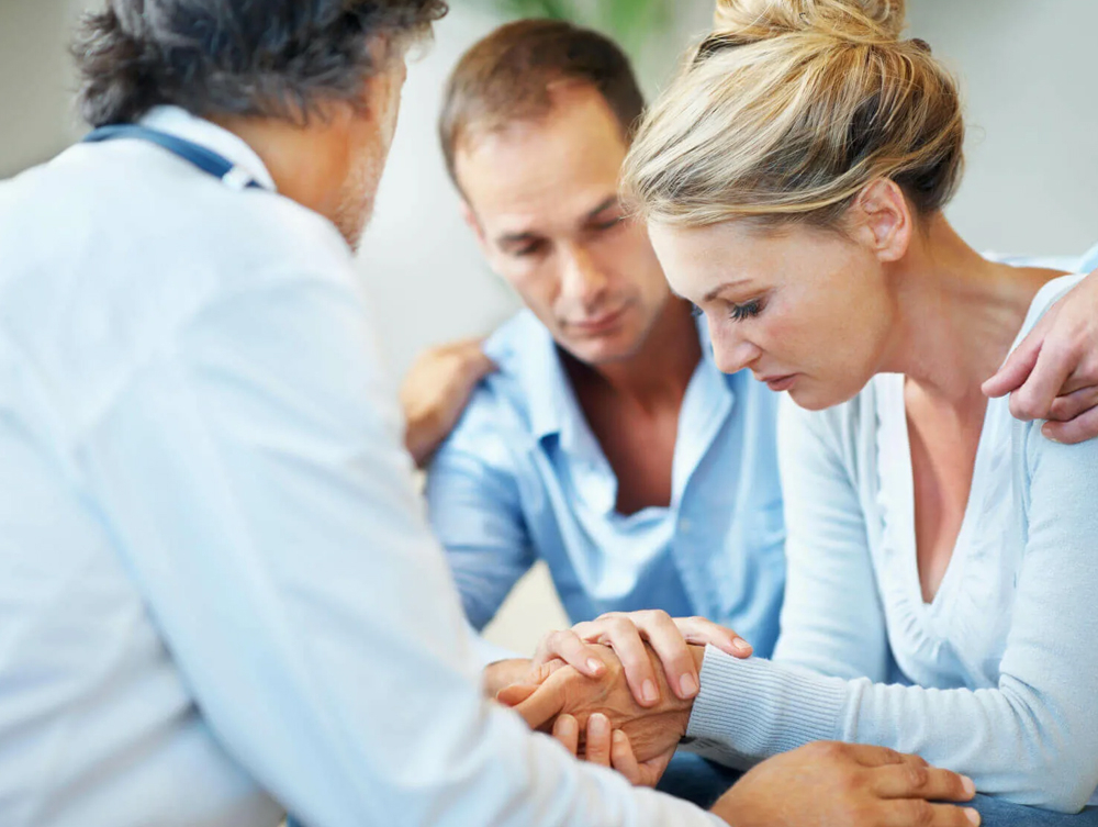 Конкретные техники когнитивно-поведенческой и нарративной терапии для работы с тревогой на поздних этапах беременности: адаптация к разному уровню эмоциональной открытости партнёров